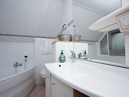 Spacious Holiday Home With Private Jetty