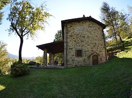 Lovely Cottage in Bagni di Lucca Amidst Fields