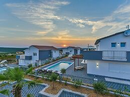 Luxury Villa With Swimming Pool and Terrace