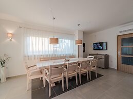 Luxury Villa With Swimming Pool and Terrace