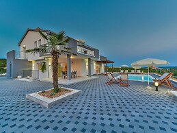 Luxury Villa With Swimming Pool and Terrace