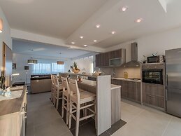 Luxury Villa With Swimming Pool and Terrace