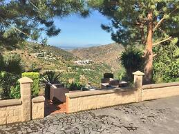 Luxury Villa in Sayalonga With Private Pool