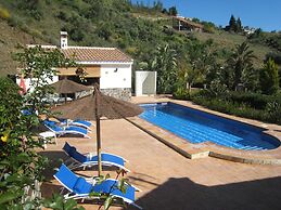 Luxury Villa in Sayalonga With Private Pool