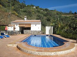 Luxury Villa in Sayalonga With Private Pool