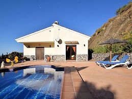 Luxury Villa in Sayalonga With Private Pool