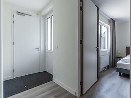 Spacious Holiday Home With Harbor View