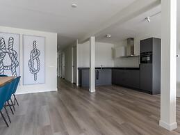 Spacious Holiday Home With Harbor View