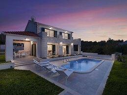 Charming Villa With Pool ,140m From the sea