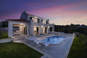 Villa on Brac Island Near Beach & Pool