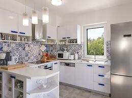 Charming Villa With Pool ,140m From the sea