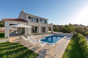 Villa on Brac Island Near Beach & Pool