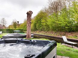 Villa Near the Water With Sauna, spa and Sloop