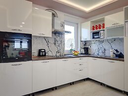 Spacious Home With Large Roof Terrace