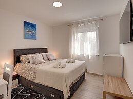 Spacious Home With Large Roof Terrace