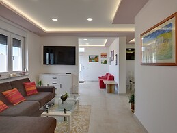 Spacious Home With Large Roof Terrace