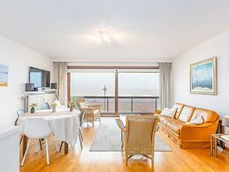 Apartment With Spacious Living Room