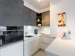 Apartment With Spacious Living Room