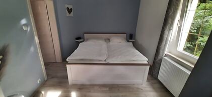 Lakeside Comfort With Garden