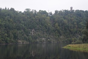 Lakeside Comfort With Garden