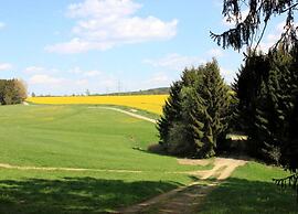 Lakeside Comfort With Garden