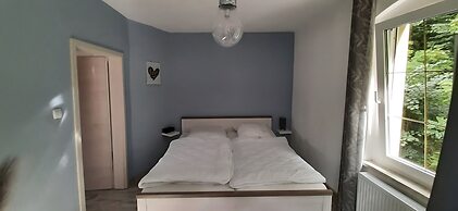 Lakeside Comfort With Garden