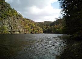 Lakeside Comfort With Garden