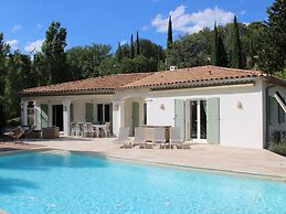 Luxe Villa With Pool in Lorgues