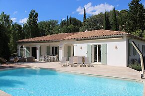 Luxe Villa With Pool in Lorgues