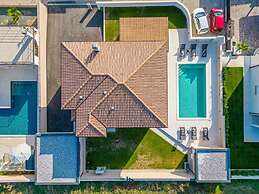 Villa Dvor Comfortable Holiday Residence