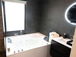 Deluxe Canal-side Stay