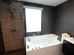 Deluxe Canal-side Stay