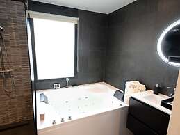 Deluxe Canal-side Stay