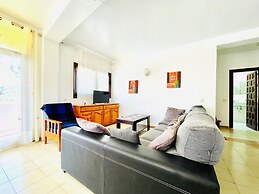 Mountain-view Apartment by Sea