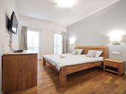 Modern Holiday Home With Balcony in old Town