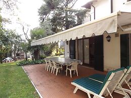 Exclusive Villa Dipped in a Wide Private Park, big Pool, on the Garda 