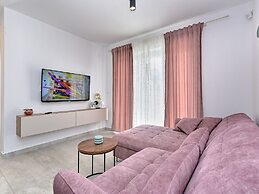 Modern Villa With Private Hydromassage Pool