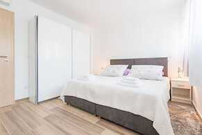 Apartment Luce Royal - One Bedroom Apartment With Balcony and Sea View