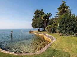 Belvilla by OYO Comfortable Apartment With Pool