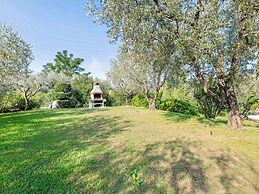 Belvilla by OYO Comfortable Apartment With Pool