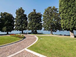 Belvilla by OYO Comfortable Apartment With Pool