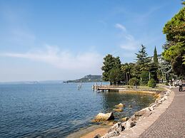 Belvilla by OYO Comfortable Apartment With Pool