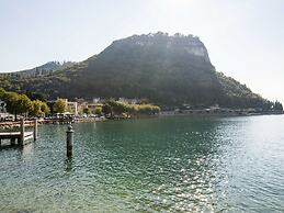 Belvilla by OYO Comfortable Apartment With Pool