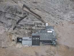 Valley Station Modern Retreat