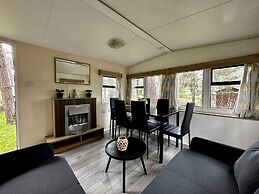 Residence With a Spacious Garden Located in a Child-friendly Park