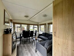 Residence With a Spacious Garden Located in a Child-friendly Park