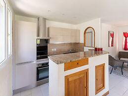 Minerve Holiday Home With Garden