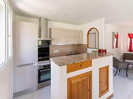 Minerve Holiday Home With Garden