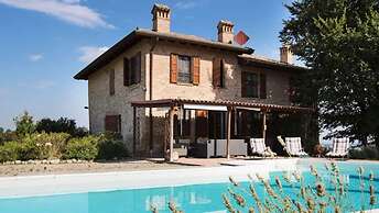 Sunny Holiday Home With Swimming Pool