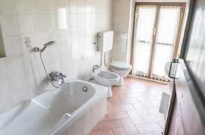 Sunny Holiday Home With Swimming Pool